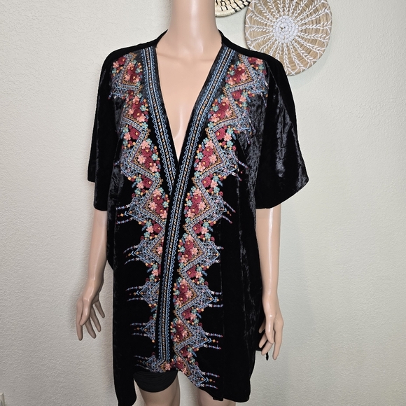 Madeline Sparklestein Embroidered Floral Black Boho Velvet Kimono Top Size M/L - Picture 15 of 15